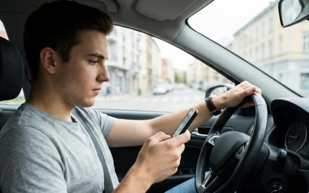 Al volante (o al manubrio) con lo smartphone: educazione stradale fondamentale