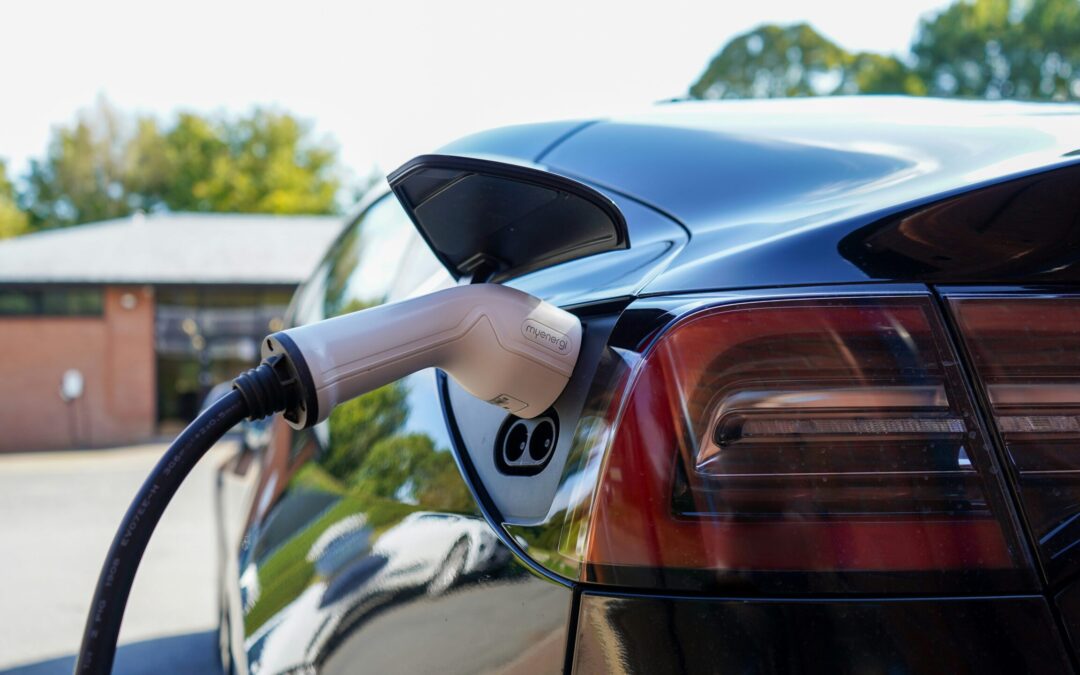 Auto elettriche: Motus-E e Assosegnaletica uniscono le forze sulla ricarica