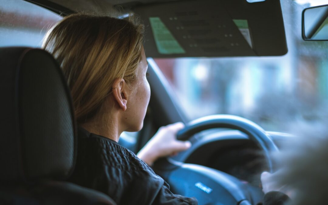 Donne al volante: tra stereotipi e libertà