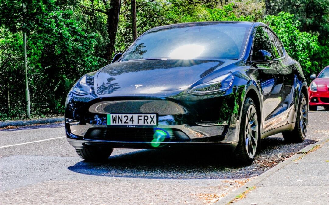 Italiani e auto elettriche: il 54% ci guarda, ma il caro vita frena il mercato