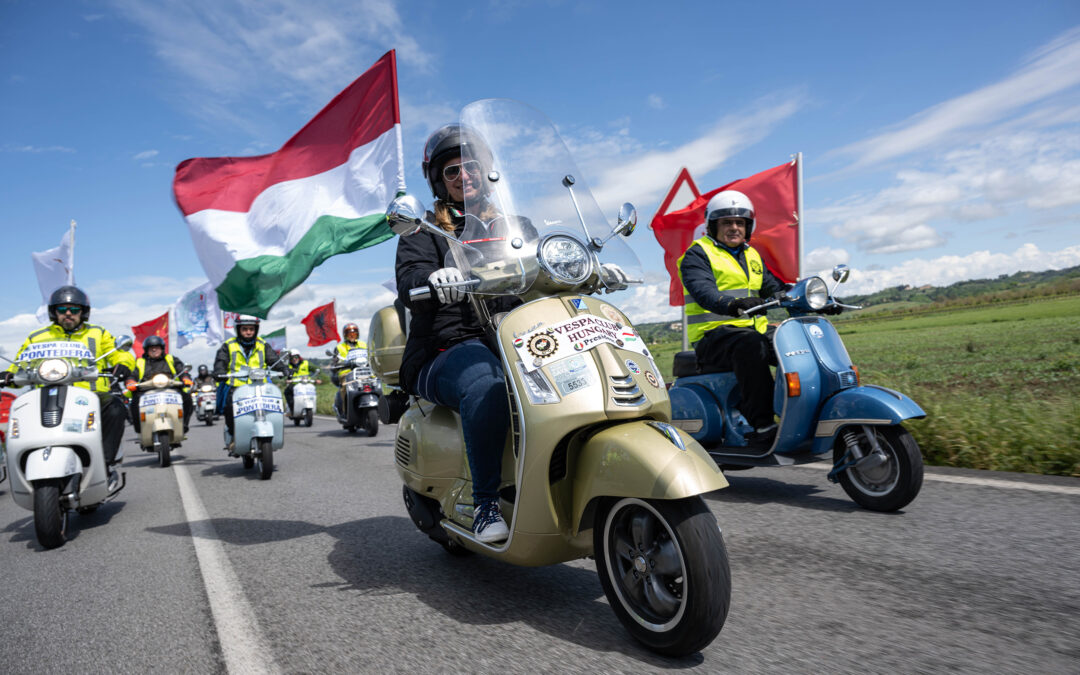 Il compleanno di Vespa: 80 anni di successi, grande festa a Roma
