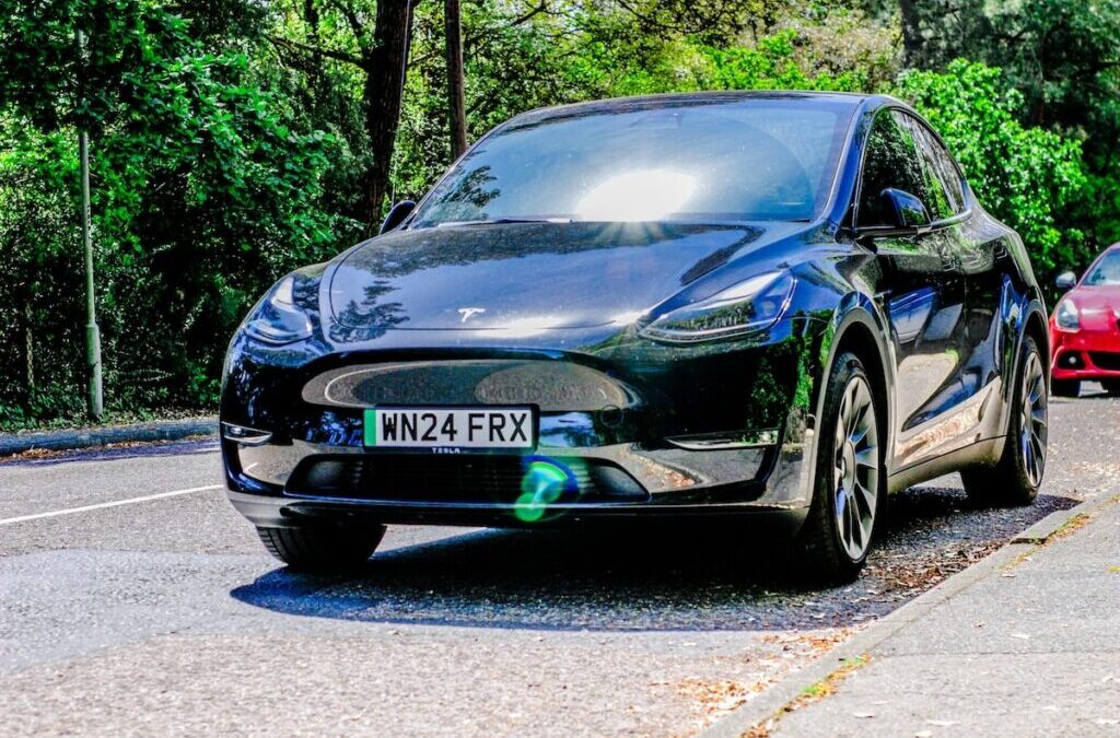 Italiani e auto elettriche: il 54% ci guarda, ma il caro vita frena il mercato